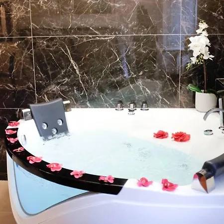Pantheon Amazing Jacuzzi شقة *